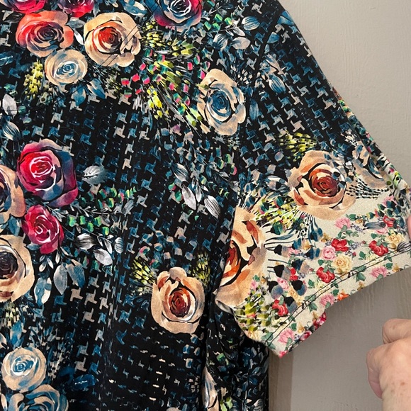 Johnny Was Forever Favorite V-neck Swing Short Sleeve Tee-Shirt - Picture 3 of 6